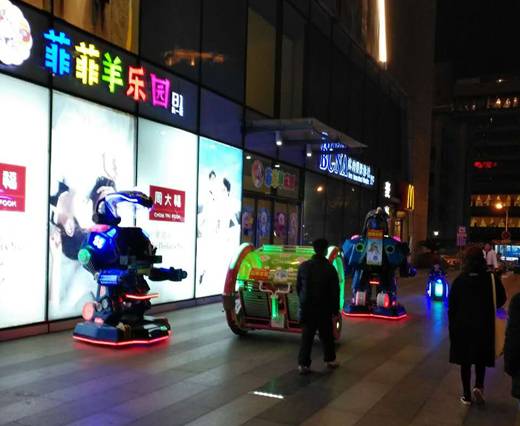 廣場行走機器人